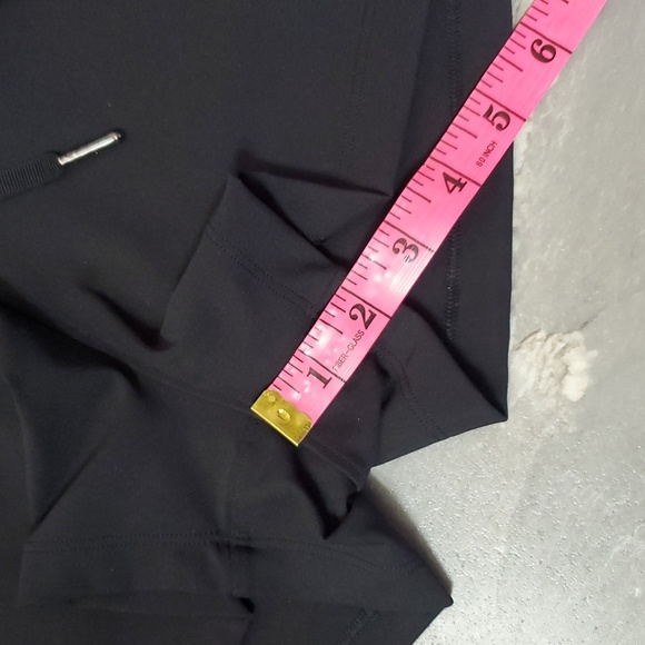 NWOT Lululemon On the Fly Short. 2.2" Inseam. Black. Size 8. - Picture 5 of 13